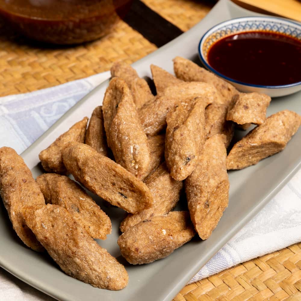 Keropok lekor Terengganu goreng rangup di atas pinggan bersama sos cicah cili kering